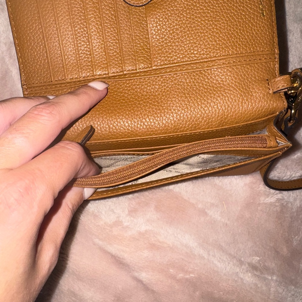 Michael Kors smartphone crossbody bag - Picture 3 of 5